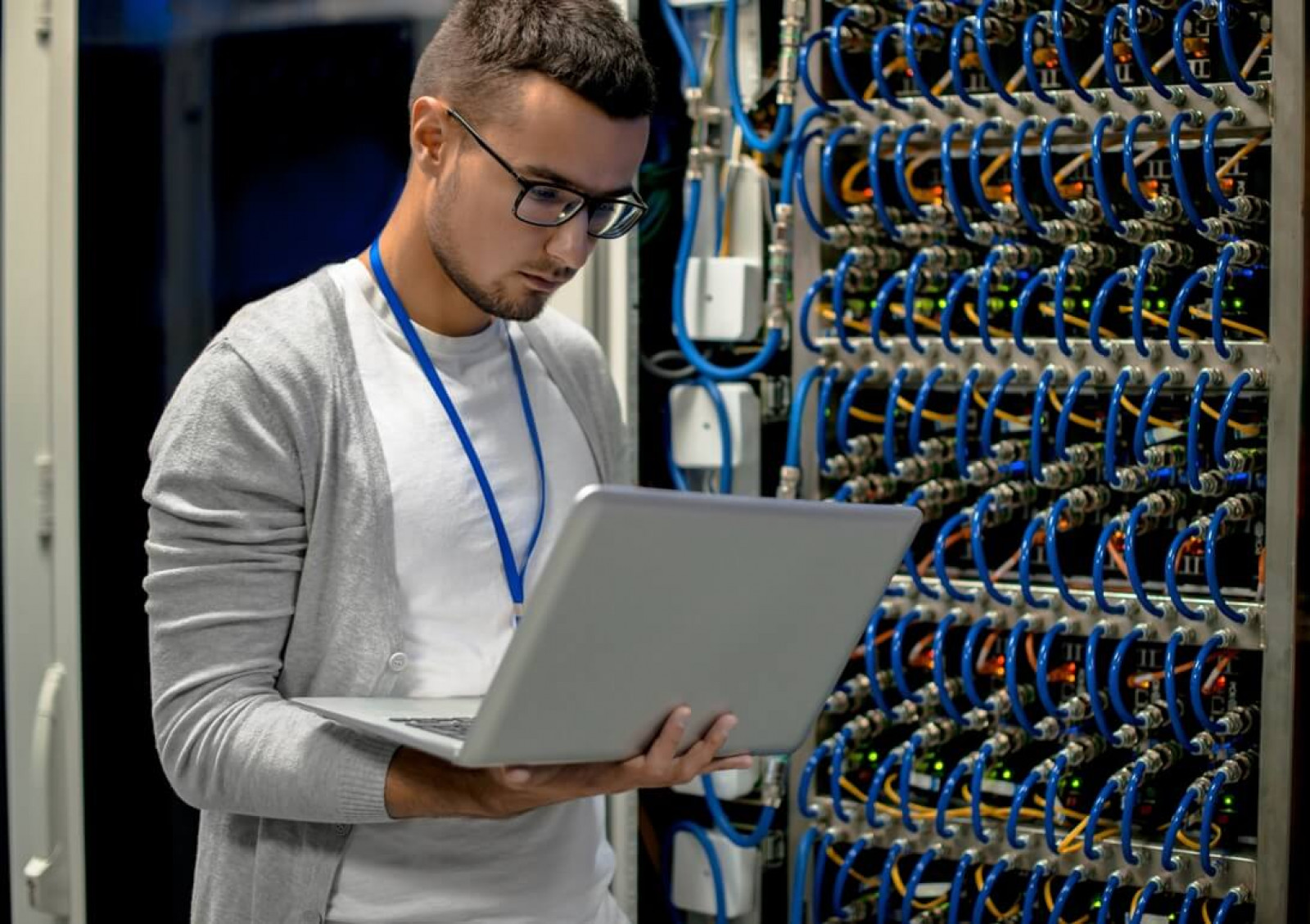 Manutenção de rede e servidores Manutenção de rede e servidores